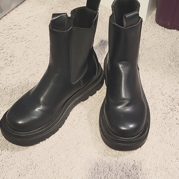 SHEIN Shoes - Black Chelsea Boots